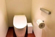 Un washlet en un baño moderno, con sensores de presencia y calefacción del asiento