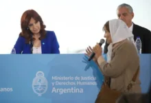 Taty Almeida con su pañuelo blanco, símbolo de resistencia pacífica