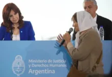 Imagen de Taty Almeida en una marcha de Madres de Plaza de Mayo