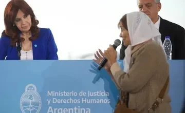 Imagen de Taty Almeida en una marcha de Madres de Plaza de Mayo