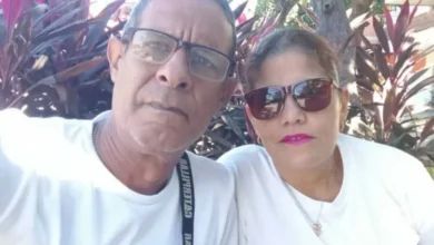 Imagen de una persona buscando a sus familiares en medio de la destrucción causada por un terremoto