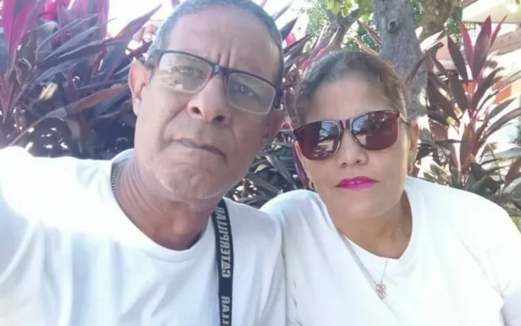 Imagen de una persona buscando a sus familiares en medio de la destrucción causada por un terremoto