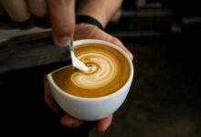 Persona disfrutando de un café en un entorno relajante
