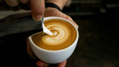 Persona disfrutando de un café en un entorno relajante