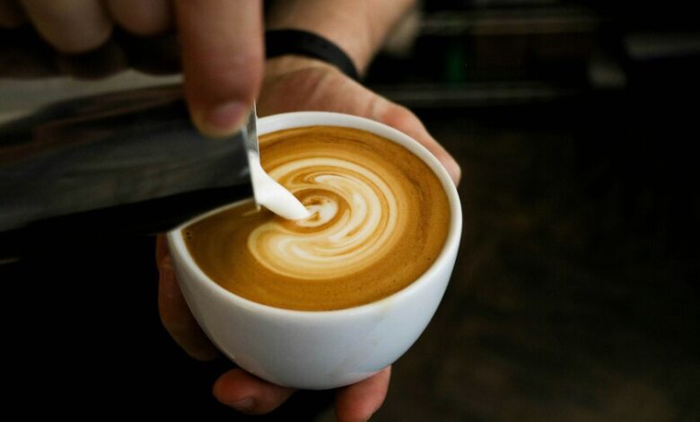 Persona disfrutando de un café en un entorno relajante