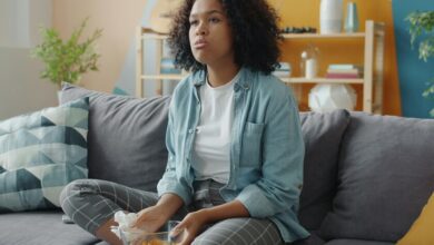 Persona sentada en una silla, con una expresión de aburrimiento