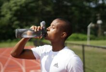 Un vaso de agua fría refrescante en un día caluroso