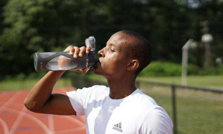 Un vaso de agua fría refrescante en un día caluroso
