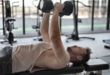 Persona adulta realizando ejercicio de fuerza en un gimnasio