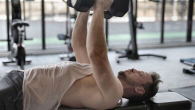 Persona adulta realizando ejercicio de fuerza en un gimnasio