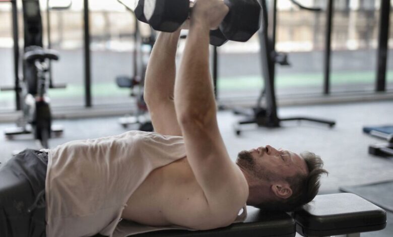 Persona adulta realizando ejercicio de fuerza en un gimnasio