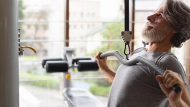 Persona realizando ejercicio de fuerza en un gimnasio