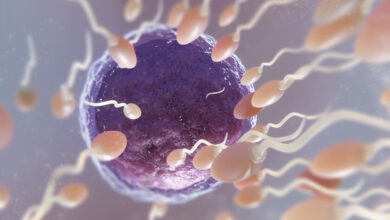 Imagen de un hombre y una mujer en una clínica de fertilidad
