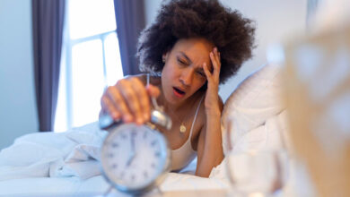 Persona durmiendo en una habitación con ventilador