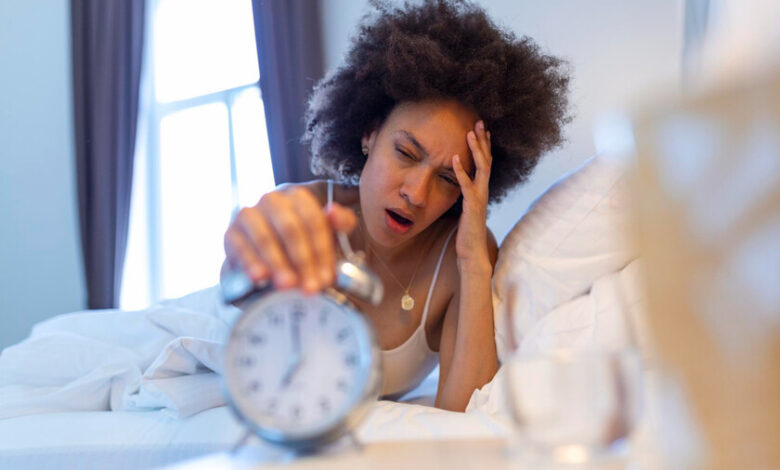 Persona durmiendo en una habitación con ventilador