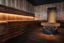 Persona relajándose en una sauna