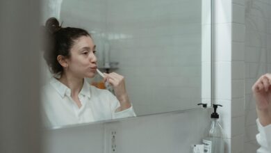 Un hombre se cepilla los dientes en el baño