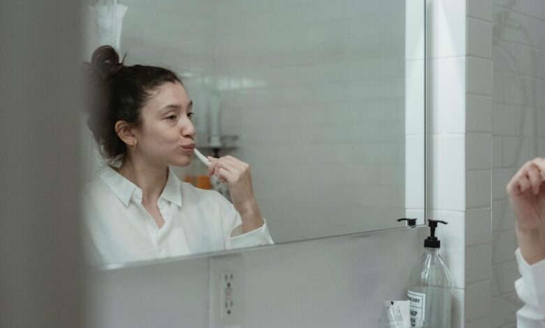 Un hombre se cepilla los dientes en el baño