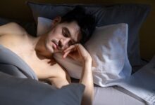 Persona durmiendo en una habitación cálida