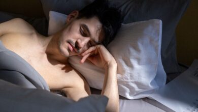 Persona durmiendo en una habitación cálida