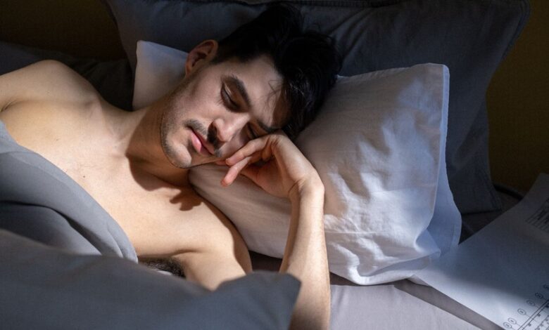 Persona durmiendo en una habitación cálida