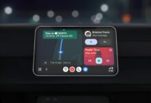 Imagen de un velocímetro en una pantalla de coche con Google Maps
