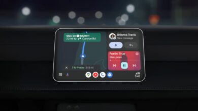 Imagen de un velocímetro en una pantalla de coche con Google Maps