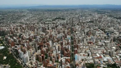 Imagen de un cielo parcialmente nublado en Córdoba, con árboles verdes y una calle vacía