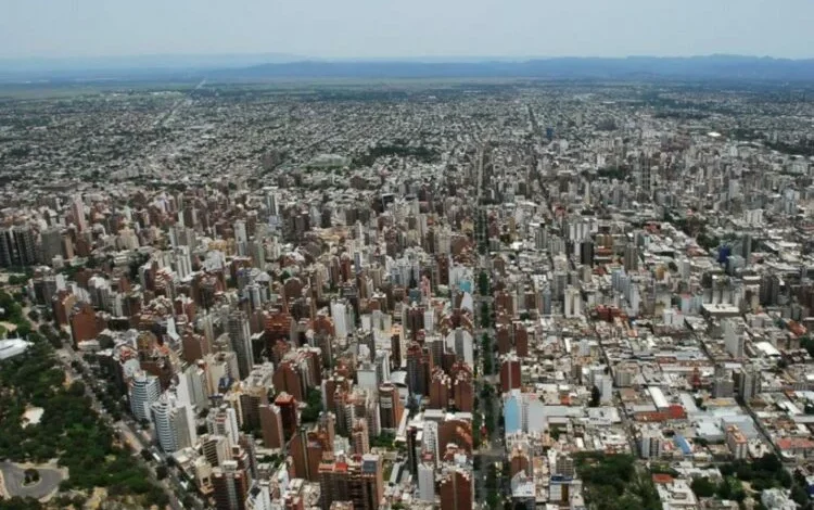 Imagen de un cielo parcialmente nublado en Córdoba, con árboles verdes y una calle vacía