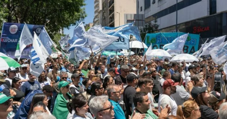 Trabajadores y jubilados de Córdoba protestan contra los ajustes previsionales