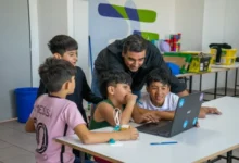 Niños y niñas exploran kits de robótica en un taller