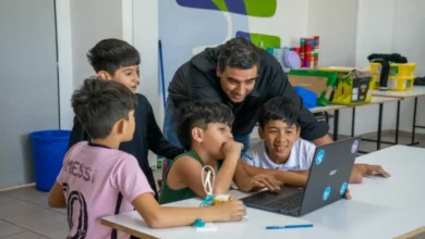 Niños y niñas exploran kits de robótica en un taller
