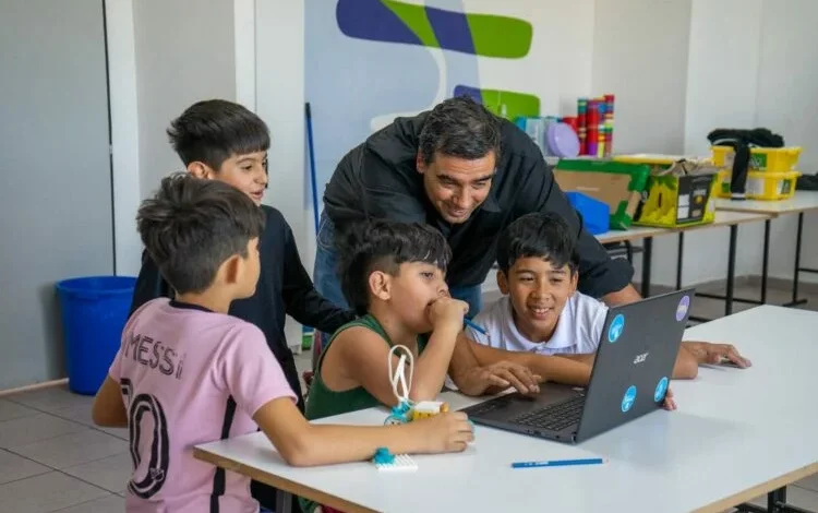 Niños y niñas exploran kits de robótica en un taller