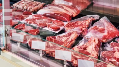 Gráficos de inflación y personas comprando en un mercado