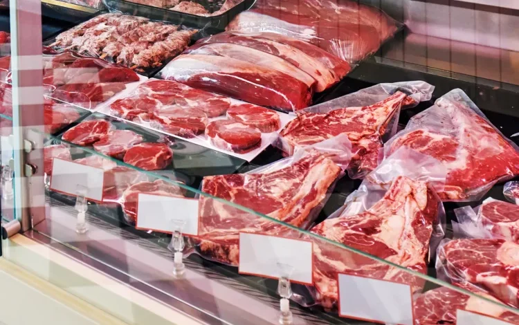 Gráficos de inflación y personas comprando en un mercado