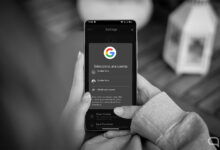 Imagen de un teléfono con la aplicación de Google en la pantalla, con un fondo de seguridad facial