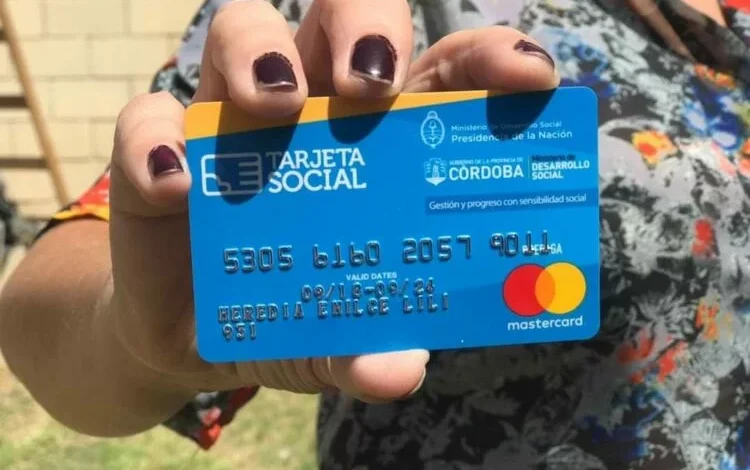 Familia cordobesa recibiendo apoyo con la Tarjeta Social