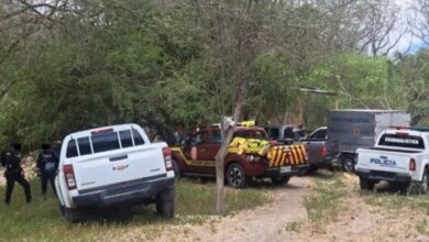 Imagen de una fosa clandestina en Ecuador con restos humanos y agentes de policía en el lugar
