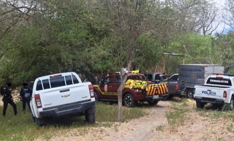 Imagen de una fosa clandestina en Ecuador con restos humanos y agentes de policía en el lugar