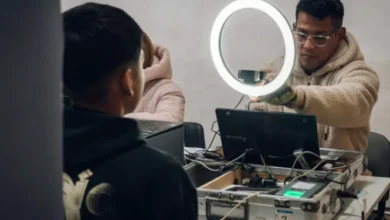 Personal del Registro Civil atendiendo a vecinos en el Operativo DNI