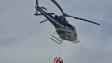 Helicóptero en misión de vigilancia aérea sobre zonas boscosas de Córdoba