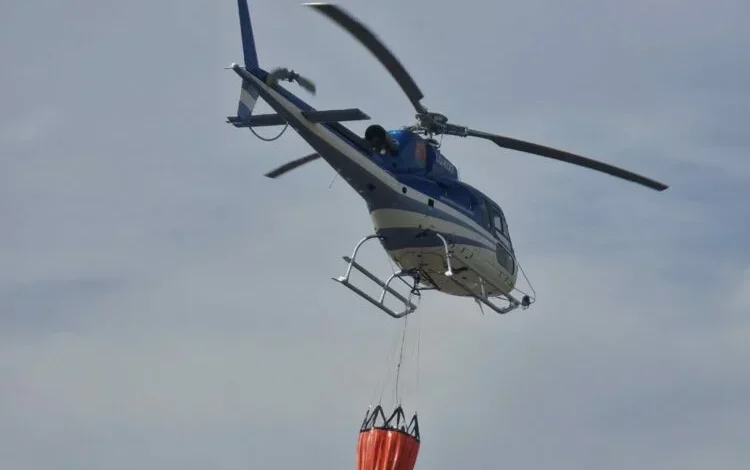 Helicóptero en misión de vigilancia aérea sobre zonas boscosas de Córdoba