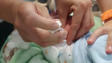 Niño sonriendo con un médico de fondo, simbolizando la protección contra infecciones respiratorias