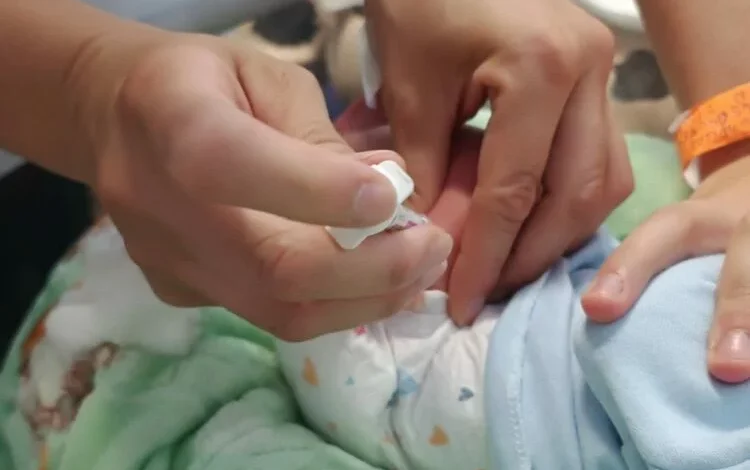 Niño sonriendo con un médico de fondo, simbolizando la protección contra infecciones respiratorias