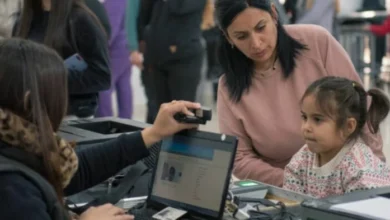 Imagen de una persona realizando un trámite en un operativo DNI