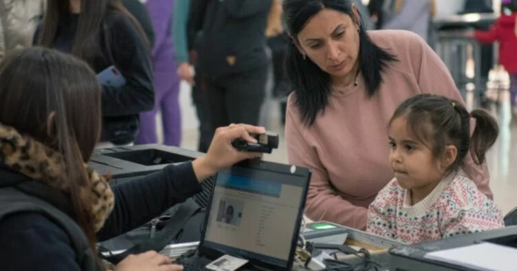 Imagen de una persona realizando un trámite en un operativo DNI