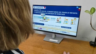Imagen de una niña en un entorno de trabajo infantil, con un texto superpuesto que dice 'Erradiquemos el trabajo infantil'
