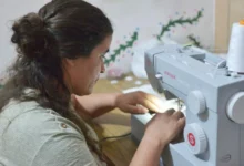 Imagen de telas y hilos de colores, representando la diversidad y la creatividad del sector textil
