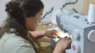 Imagen de telas y hilos de colores, representando la diversidad y la creatividad del sector textil