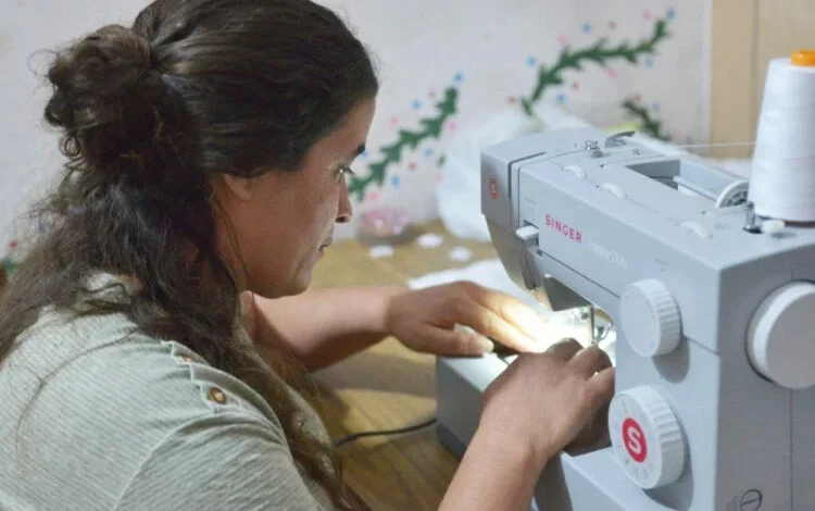 Imagen de telas y hilos de colores, representando la diversidad y la creatividad del sector textil